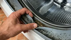 Schimmel in der Waschmaschine: Kein chemisches Mittel half – dieses schon