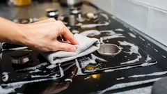 Fett löst sich von selbst: Günstiges Mittel aus Kaffee und Essig ersetzt teure Chemikalien