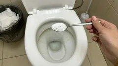 Diese chemiefreie Lösung lässt die Toilette wie im Hotel strahlen – Die einfachste Methode