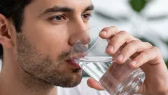 Forschende entkräften den Mythos von «2 Litern Wasser täglich»: Wie viel ist wirklich nötig?